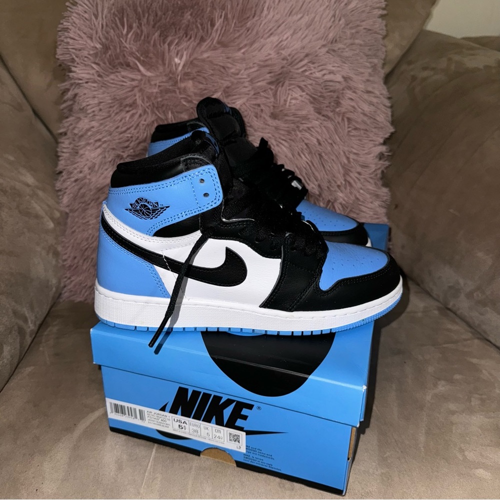 Jordan 1 UNC toe